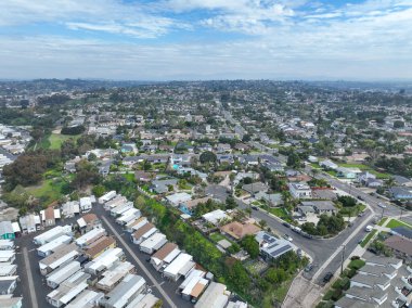 San Diego, Kaliforniya 'daki Oceanside kasabasındaki evlerin hava manzarası. ABD.