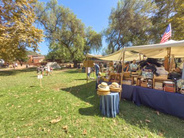 Eski Poway Park etkinliği, dönemin doğru tarihi kamplarıyla etkileşim ve dağcılarla, kovboylarla, öncülerle tanışma