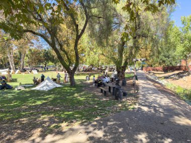 Eski Poway Park etkinliği, dönemin doğru tarihi kamplarıyla etkileşim ve dağcılarla, kovboylarla, öncülerle tanışma