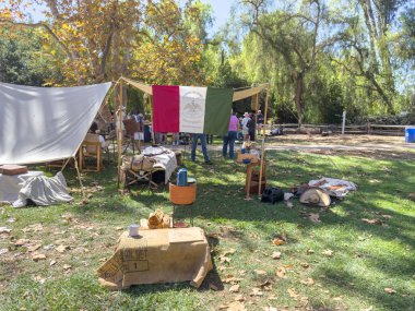 Eski Poway Park etkinliği, dönemin doğru tarihi kamplarıyla etkileşim ve dağcılarla, kovboylarla, öncülerle tanışma