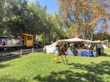 Eski Poway Park etkinliği, dönemin doğru tarihi kamplarıyla etkileşim ve dağcılarla, kovboylarla, öncülerle tanışma