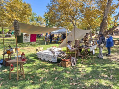 Eski Poway Park etkinliği, dönemin doğru tarihi kamplarıyla etkileşim ve dağcılarla, kovboylarla, öncülerle tanışma