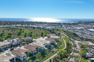 San Juan Capistrano, California üzerindeki hava manzarasında tarihi misyon, kütüphane, spor mahkemeleri ve şehir merkezine inen bir Amtrak treni yer alıyor. Yüksek kalite 4k görüntü