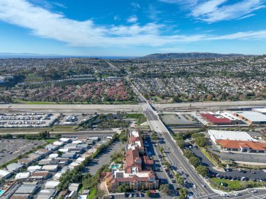 San Juan Capistrano, California üzerindeki hava manzarasında tarihi misyon, kütüphane, spor mahkemeleri ve şehir merkezine inen bir Amtrak treni yer alıyor. Yüksek kalite 4k görüntü