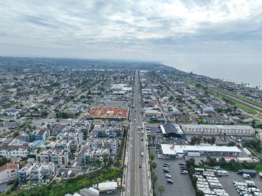 San Diego, Kaliforniya 'daki Oceanside kasabasındaki evlerin hava manzarası. ABD.