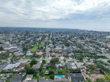 San Diego, Kaliforniya 'daki Oceanside kasabasındaki evlerin hava manzarası. ABD.
