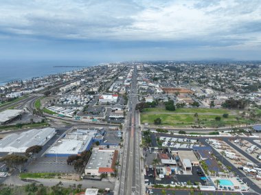 San Diego, Kaliforniya 'daki Oceanside kasabasındaki evlerin hava manzarası. ABD.