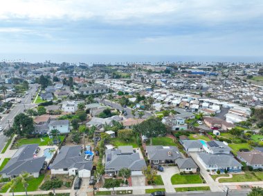 San Diego, Kaliforniya 'daki Oceanside kasabasındaki evlerin hava manzarası. ABD.