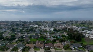 San Diego, Kaliforniya 'daki Oceanside kasabasındaki evlerin hava manzarası. ABD.