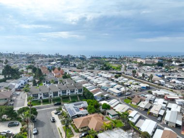 San Diego, Kaliforniya 'daki Oceanside kasabasındaki evlerin hava manzarası. ABD.