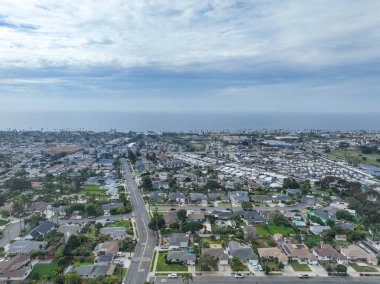 San Diego, Kaliforniya 'daki Oceanside kasabasındaki evlerin hava manzarası. ABD.