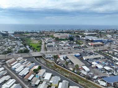 San Diego, Kaliforniya 'daki Oceanside kasabasındaki evlerin hava manzarası. ABD.