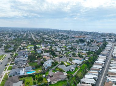 San Diego, Kaliforniya 'daki Oceanside kasabasındaki evlerin hava manzarası. ABD.