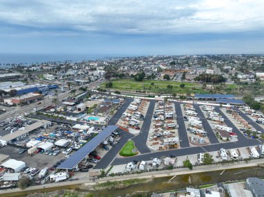 San Diego, Kaliforniya 'daki Oceanside kasabasındaki evlerin hava manzarası. ABD.