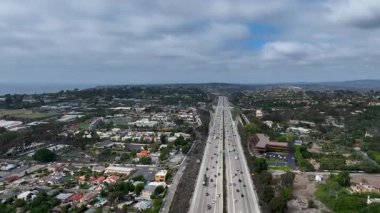 San Diego, California, ABD 'de bir sürü arabası olan bir otoyoldaki hava görüntüsü. 5. Otoyol