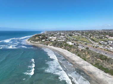 Cardiff 'in güzel bir evle çekilmiş hava aracı fotoğrafı, California' nın batı kıyısı, Encinitas, Amerika Birleşik Devletleri