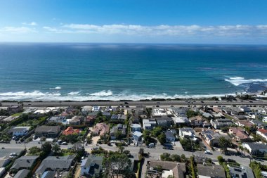 Cardiff 'in güzel bir evle çekilmiş hava aracı fotoğrafı, California' nın batı kıyısı, Encinitas, Amerika Birleşik Devletleri