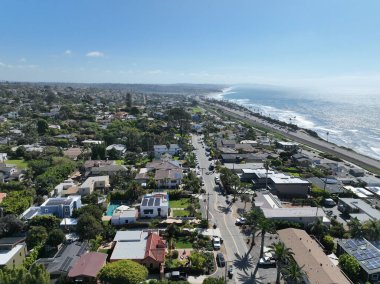 Cardiff 'in güzel bir evle çekilmiş hava aracı fotoğrafı, California' nın batı kıyısı, Encinitas, Amerika Birleşik Devletleri
