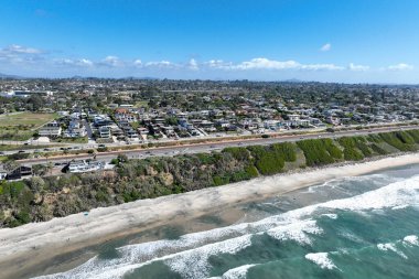 Cardiff 'in güzel bir evle çekilmiş hava aracı fotoğrafı, California' nın batı kıyısı, Encinitas, Amerika Birleşik Devletleri