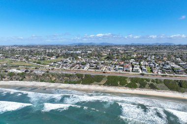 Cardiff 'in güzel bir evle çekilmiş hava aracı fotoğrafı, California' nın batı kıyısı, Encinitas, Amerika Birleşik Devletleri