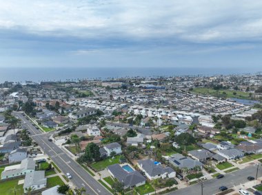 San Diego, Kaliforniya 'daki Oceanside kasabasındaki evlerin hava manzarası. ABD.