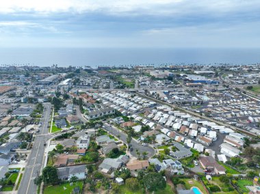 San Diego, Kaliforniya 'daki Oceanside kasabasındaki evlerin hava manzarası. ABD.