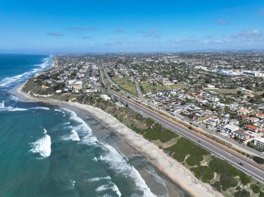Cardiff 'in güzel bir evle çekilmiş hava aracı fotoğrafı, California' nın batı kıyısı, Encinitas, Amerika Birleşik Devletleri