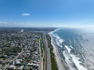 Cardiff 'in güzel bir evle çekilmiş hava aracı fotoğrafı, California' nın batı kıyısı, Encinitas, Amerika Birleşik Devletleri