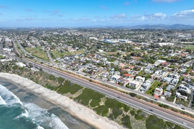Cardiff 'in güzel bir evle çekilmiş hava aracı fotoğrafı, California' nın batı kıyısı, Encinitas, Amerika Birleşik Devletleri