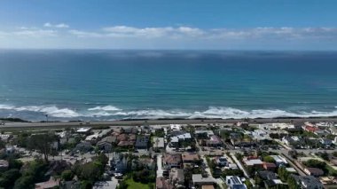 Cardiff 'in güzel bir evle çekilmiş hava aracı fotoğrafı, California' nın batı kıyısı, Encinitas, Amerika Birleşik Devletleri