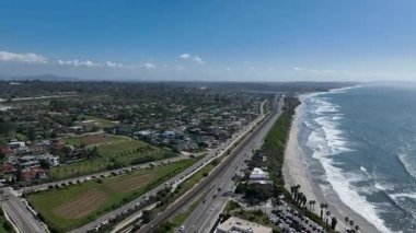 Cardiff 'in güzel bir evle çekilmiş hava aracı fotoğrafı, California' nın batı kıyısı, Encinitas, Amerika Birleşik Devletleri