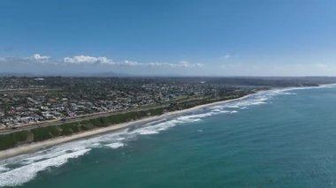 Cardiff 'in güzel bir evle çekilmiş hava aracı fotoğrafı, California' nın batı kıyısı, Encinitas, Amerika Birleşik Devletleri