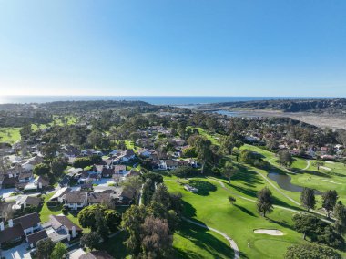 Solana Sahili, San Diego, California 'da evi olan bir golf sahasının üzerindeki hava aracı videosu, yüksek kalite 4K görüntü.