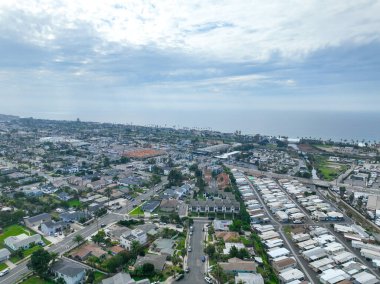 San Diego, Kaliforniya 'daki Oceanside kasabasındaki evlerin hava manzarası. ABD.
