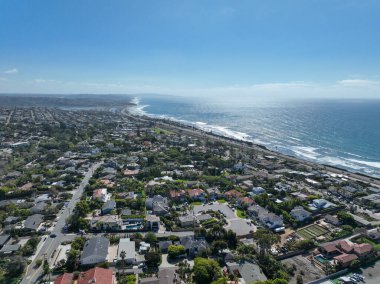 Cardiff 'in güzel bir evle çekilmiş hava aracı fotoğrafı, California' nın batı kıyısı, Encinitas, Amerika Birleşik Devletleri