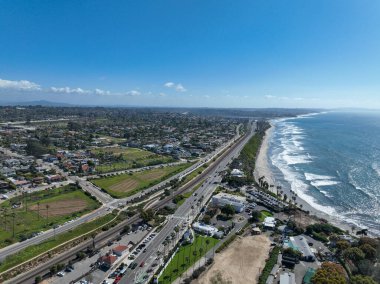 Cardiff 'in güzel bir evle çekilmiş hava aracı fotoğrafı, California' nın batı kıyısı, Encinitas, Amerika Birleşik Devletleri