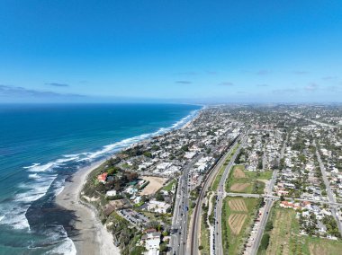 Cardiff 'in güzel bir evle çekilmiş hava aracı fotoğrafı, California' nın batı kıyısı, Encinitas, Amerika Birleşik Devletleri