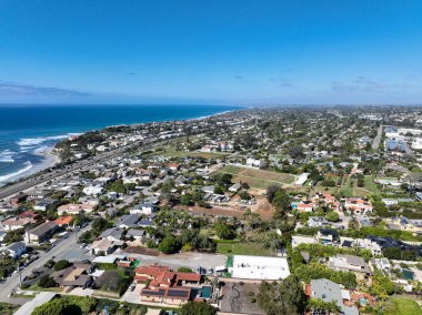 Cardiff 'in güzel bir evle çekilmiş hava aracı fotoğrafı, California' nın batı kıyısı, Encinitas, Amerika Birleşik Devletleri
