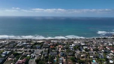 Cardiff 'in güzel bir evle çekilmiş hava aracı fotoğrafı, California' nın batı kıyısı, Encinitas, Amerika Birleşik Devletleri