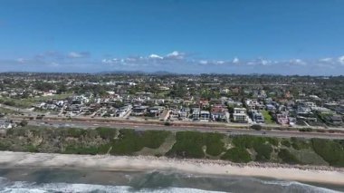 Cardiff 'in güzel bir evle çekilmiş hava aracı fotoğrafı, California' nın batı kıyısı, Encinitas, Amerika Birleşik Devletleri