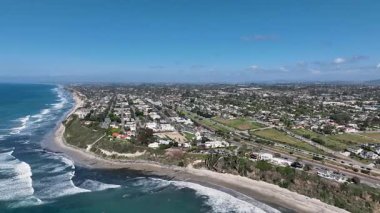 Cardiff 'in güzel bir evle çekilmiş hava aracı fotoğrafı, California' nın batı kıyısı, Encinitas, Amerika Birleşik Devletleri