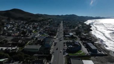 Carpinteria 'nın havadan görünüşü, Santa Barbara County, California' nın güneydoğusundaki küçük deniz kenti. Kaliforniya 'nın merkez kıyısında. ABD