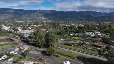 Carpinteria 'nın havadan görünüşü, Santa Barbara County, California' nın güneydoğusundaki küçük deniz kenti. Kaliforniya 'nın merkez kıyısında. ABD