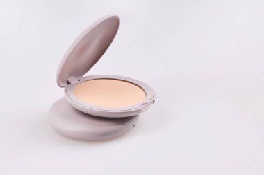 Beyaz arka planda izole edilmiş gri plastik barut kutuları