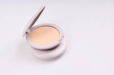 Beyaz arka planda izole edilmiş gri plastik barut kutuları