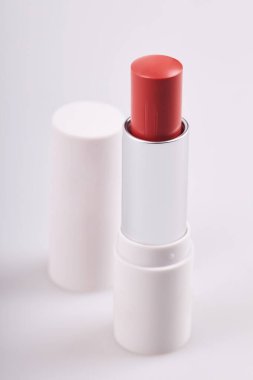 Beyaz arkaplanda izole edilmiş Matt kabındaki güzel pembe ruj.