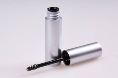 Kaş şekillendirme için şeffaf jel beyaz arka planda izole edilmiş. Kırbaç ve göz bakımı.