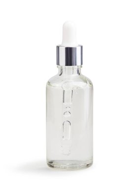 Kırpma yolu, sıvı jel ya da serum, cilt bakımı kozmetiği ile beyaz arka planda izole edilmiş pipetli cam bir şişedeki Hyaluronik asit.