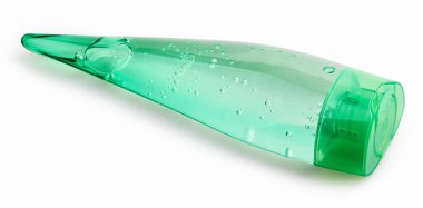 Aloe jelinin yeşil tüpü kesme yolu ile beyaz arka planda izole edildi. Cilt bakımı kozmetikleri