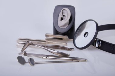 Bembeyaz KBB doktoru için tıbbi aletler. Bir çift Otolaryngologist enstrümanı..